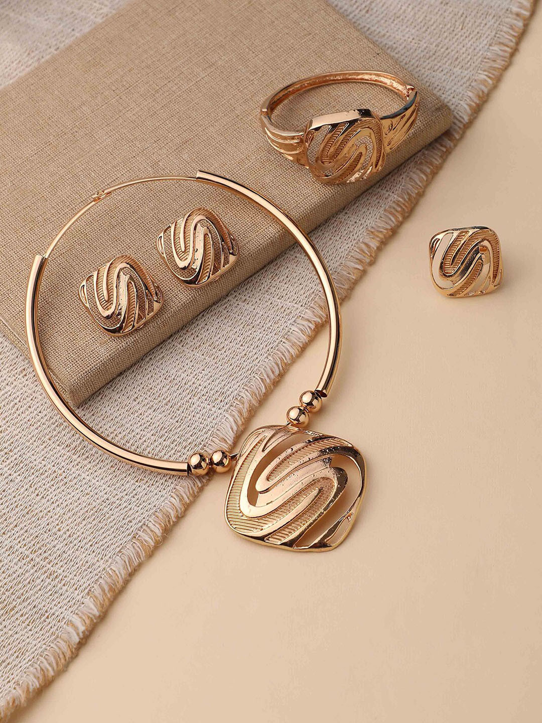 DressBerry Gold-Plated Intricated Jewellery Set