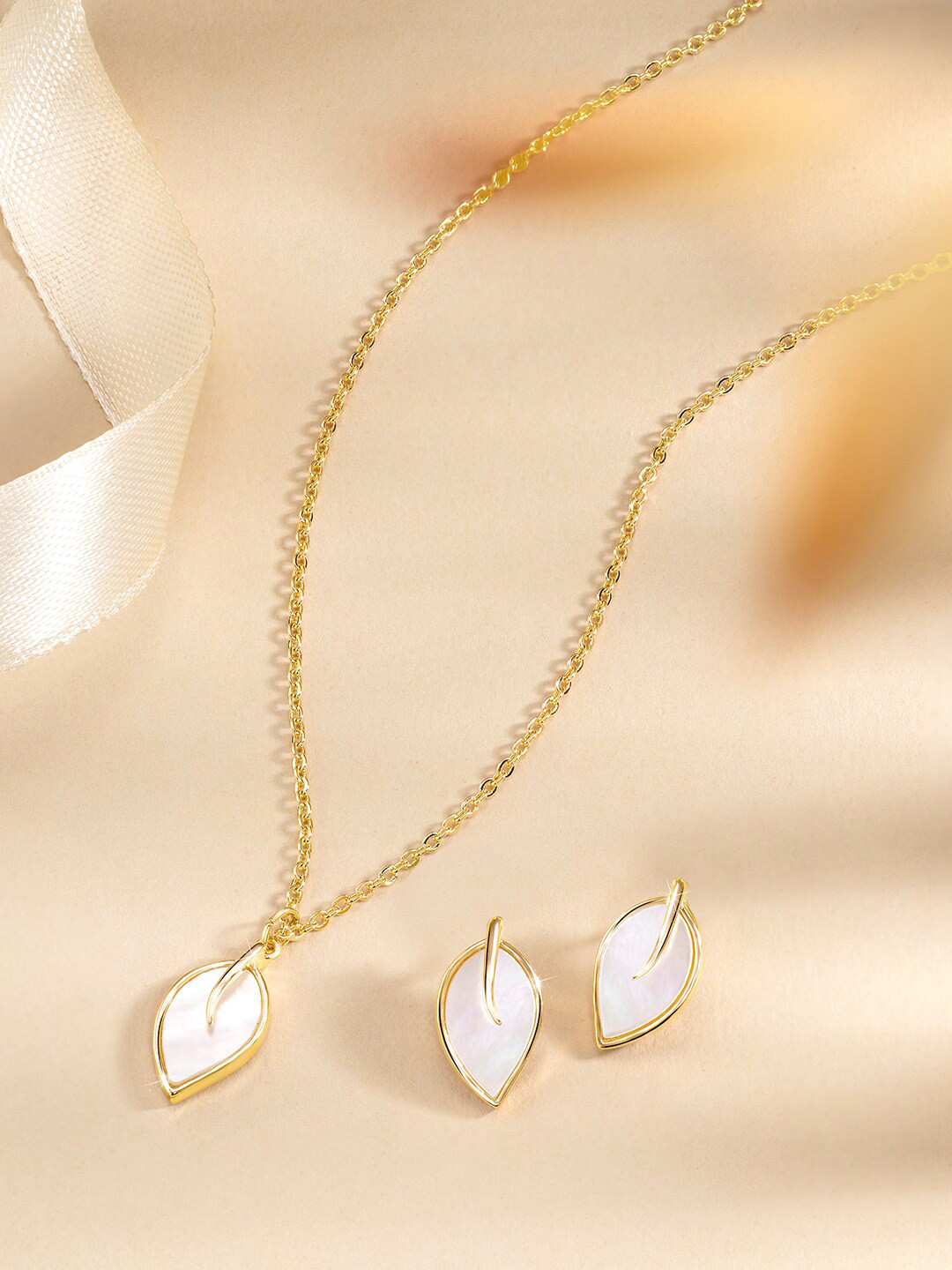 Peora Gold-Plated Artificial Stone Studded Jewellery Set