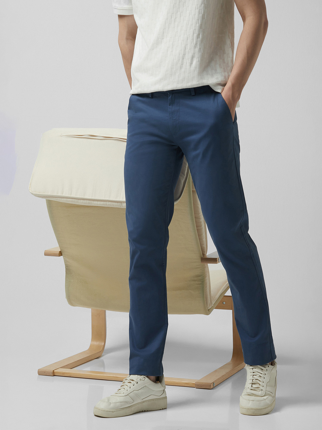 Peter England CasualsMen Slim fit stretch chinos trousers