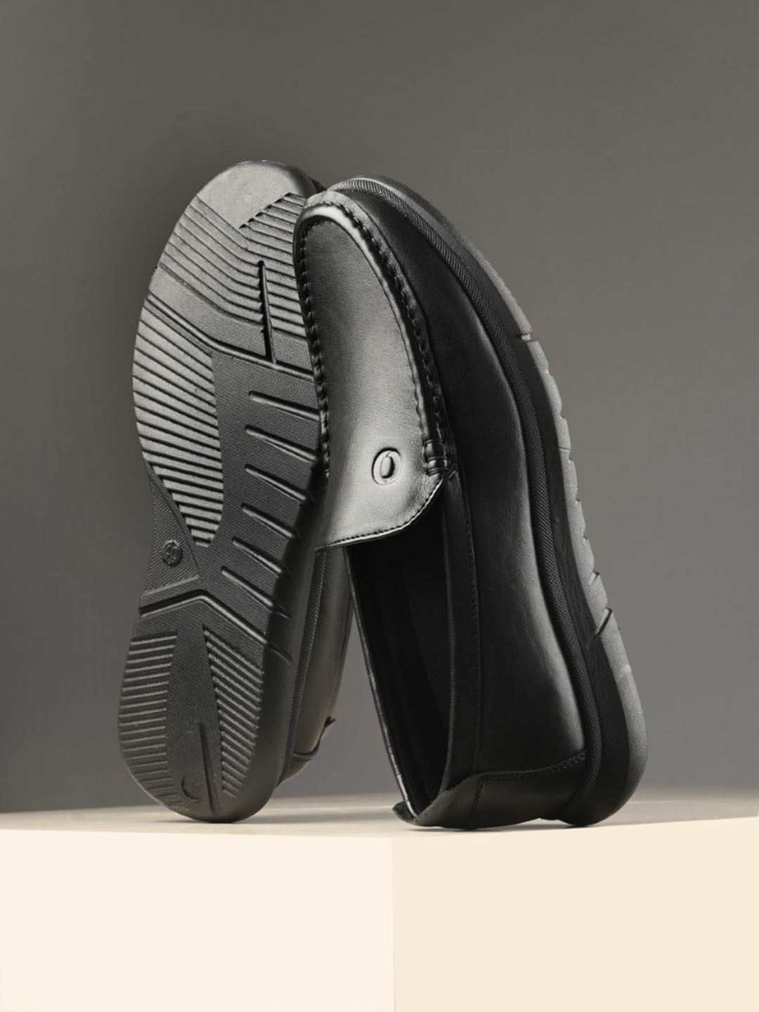 Egoss Men Black Textured Round Toe Insole Leather Slip-On Sneakers