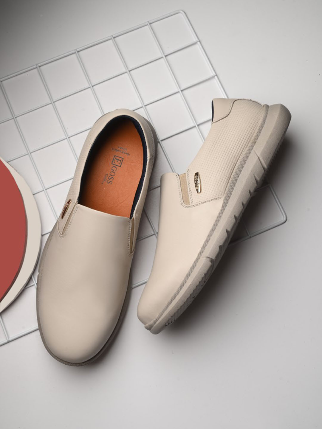 Egoss Men Textured Comfort Insole Contrast Sole Leather Slip-On Sneakers