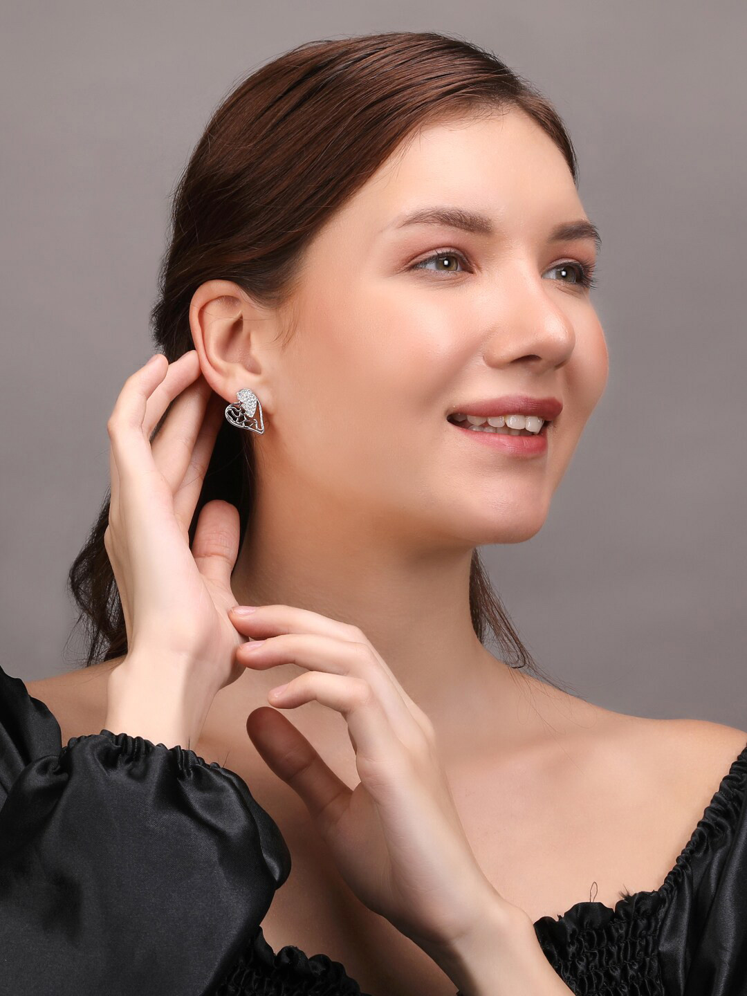 Silver Chest 925 Silver Heart Shaped Solitaire Studs