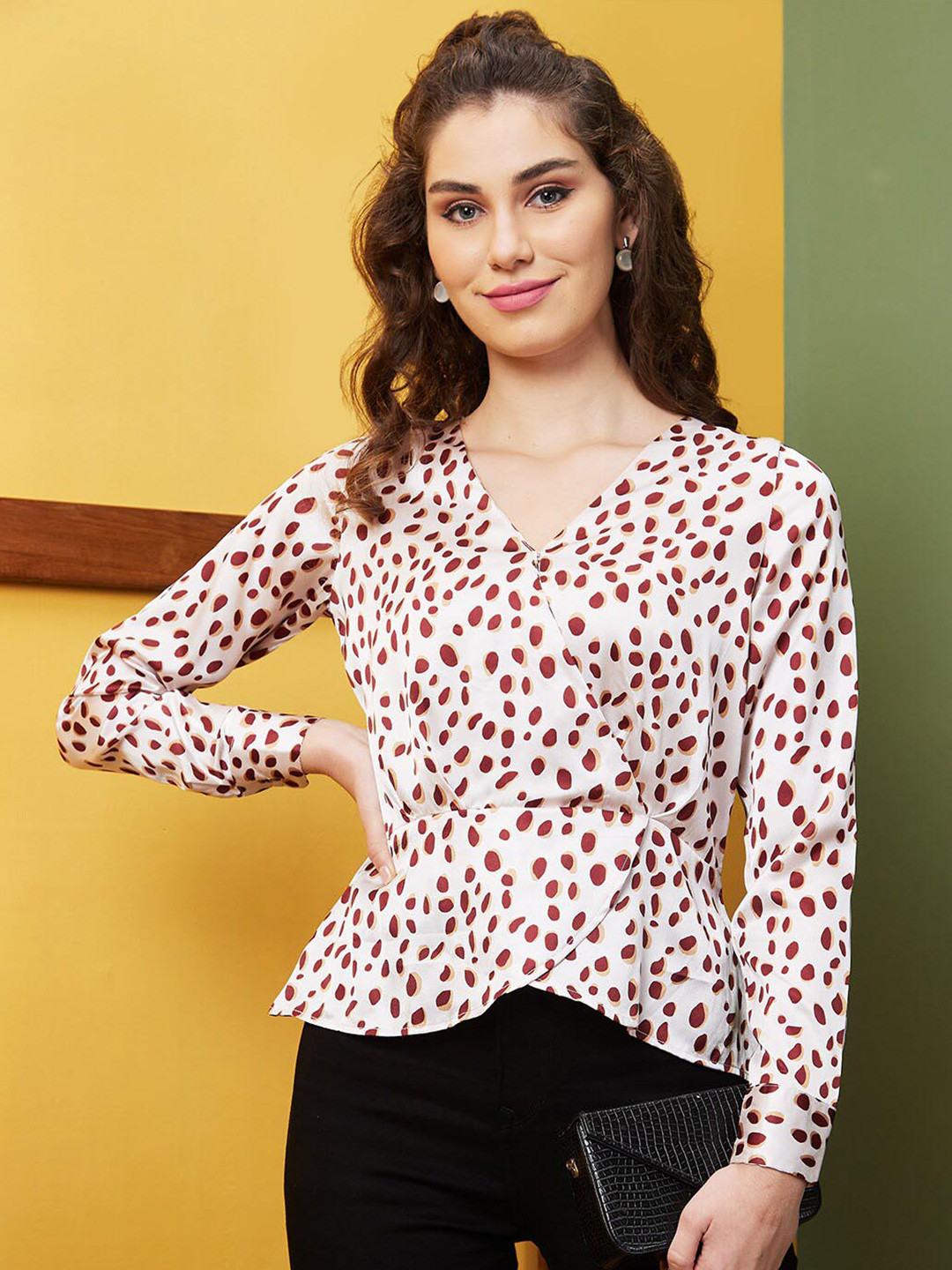 Globus White & Red Abstract Printed Opaque V-Neck Party Wrap Top