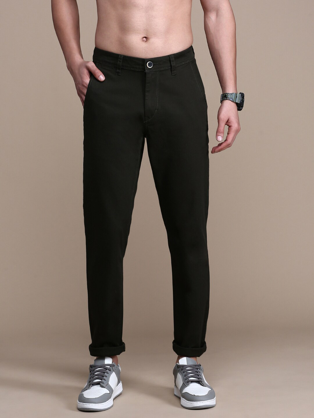 The Roadster Lifestyle Co. Men Olive IOMA Slim Fit Mid-Rise Easy Wash Chinos Trousers