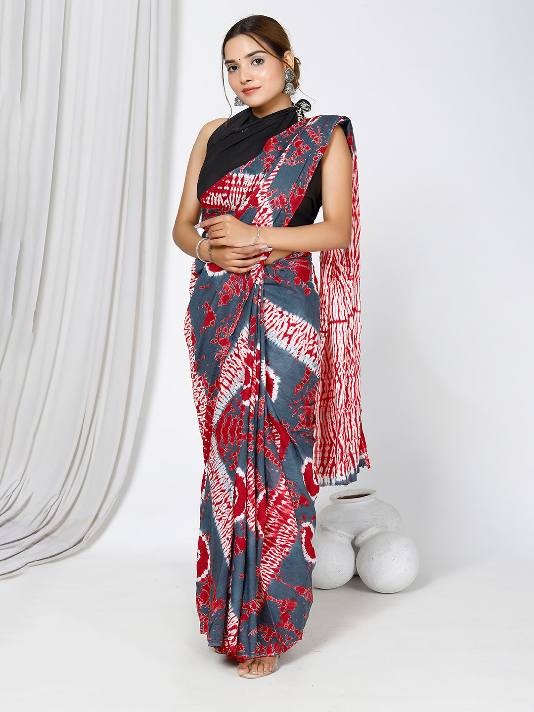 NIKHILAM Grey & Red Tie and Dye Pure Cotton Ikat Saree
