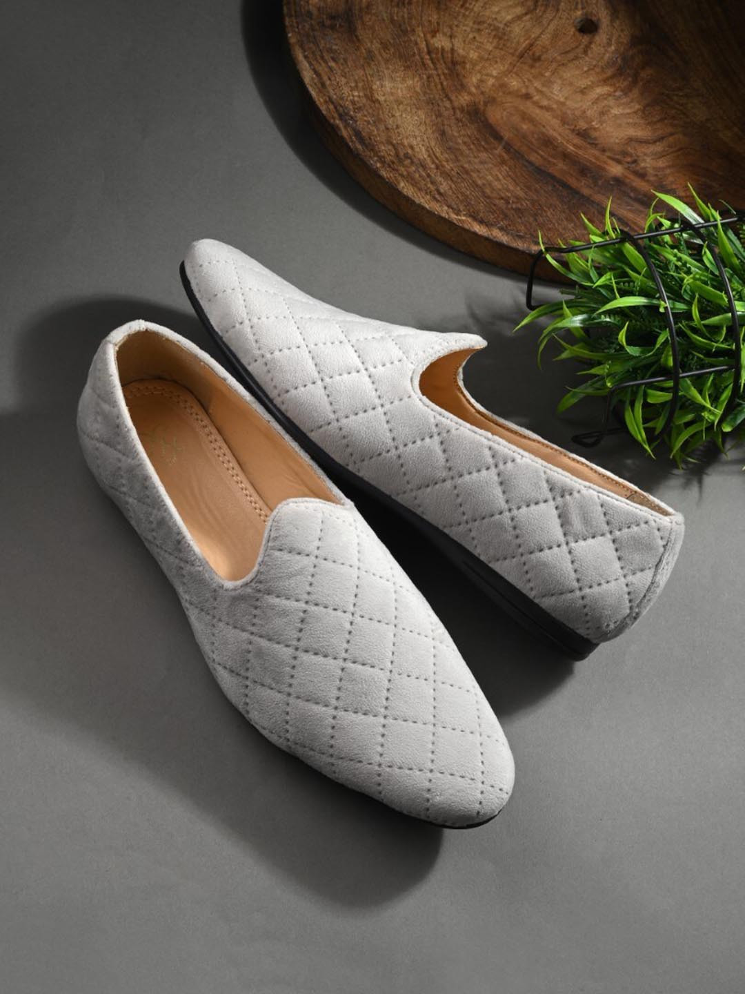 House of Pataudi Men Textured Round Toe Mojaris