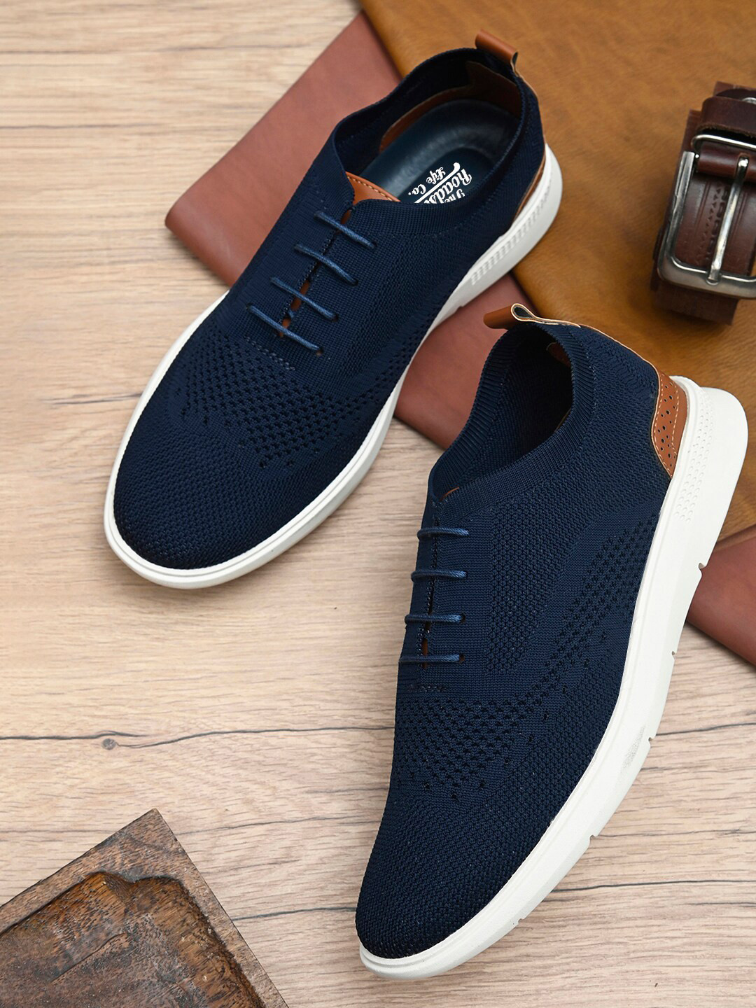 The Roadster Lifestyle Co. Men Black Round Toe Lightweight Lace-Ups Sneakers