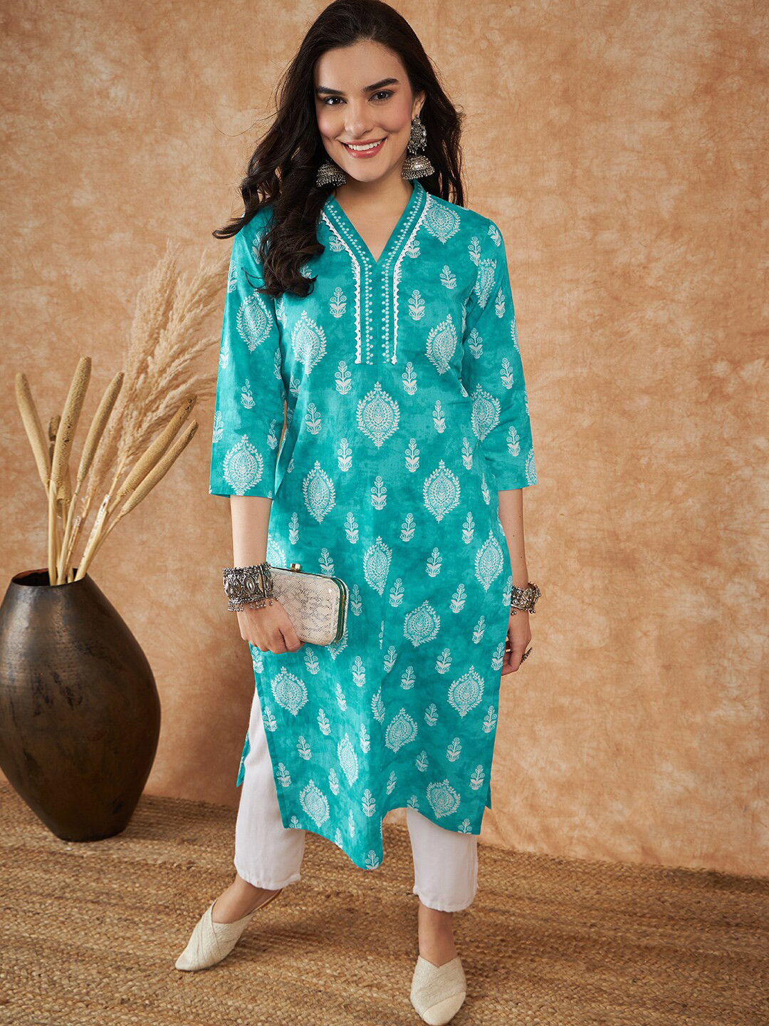 Vastramyaa Ethnic Motifs Printed V-Neck Cotton Straight Kurta