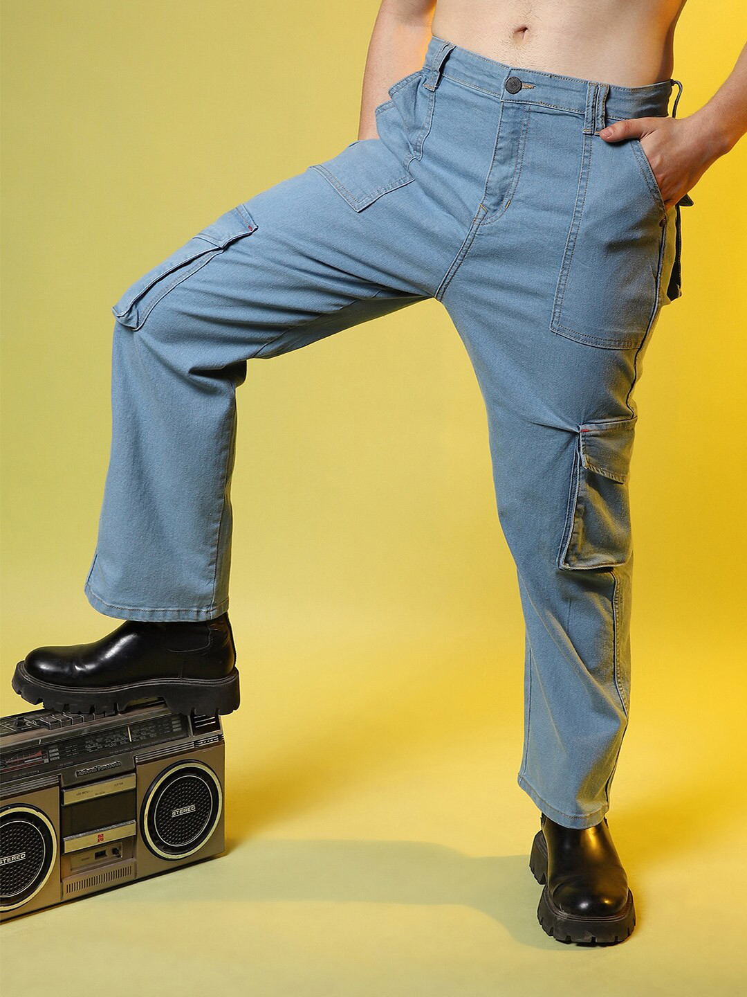 Campus Sutra Men Smart Clean Look Crinkle Cotton Cargo Jeans