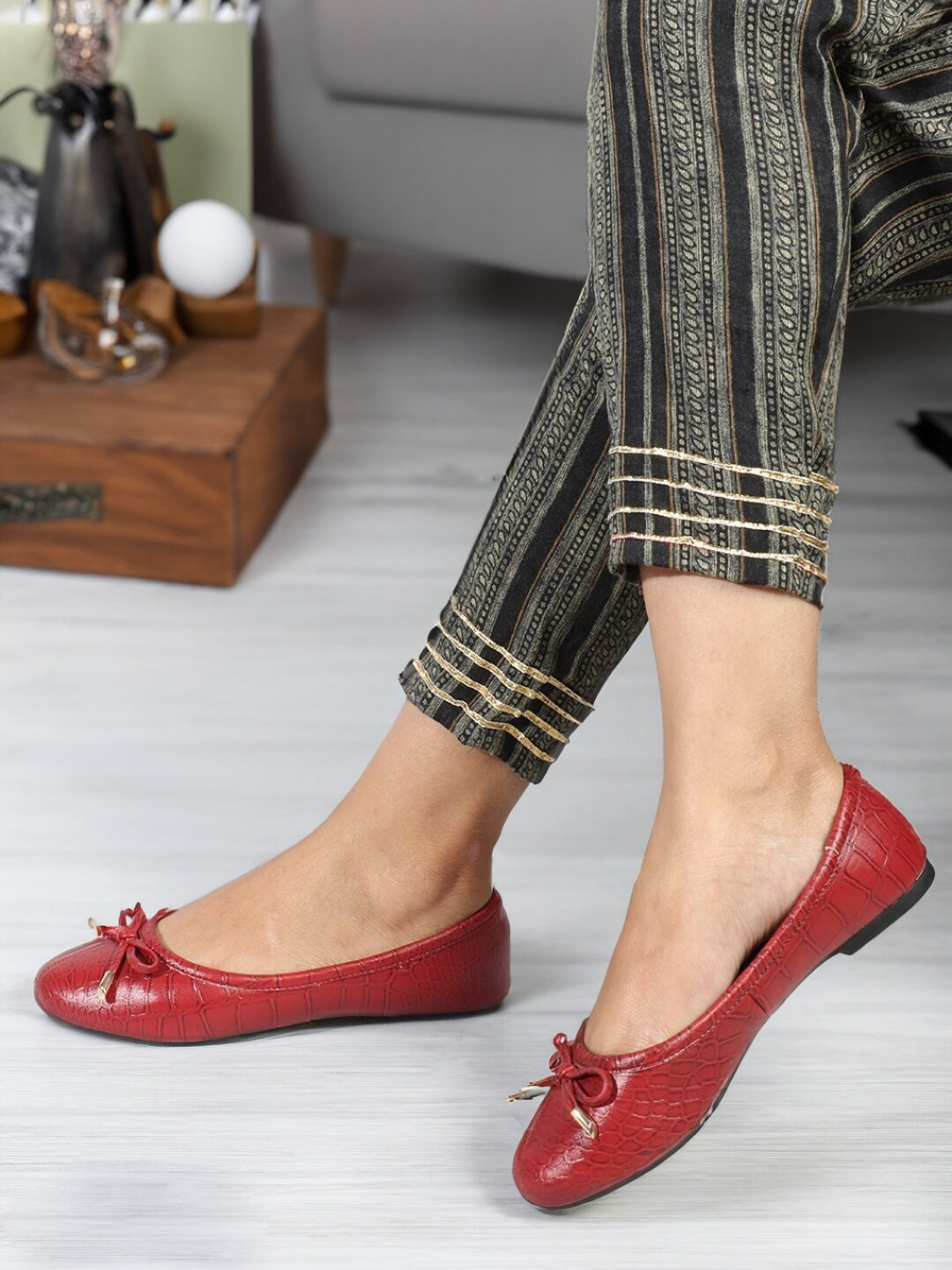 Carlton London Textured Round Toe Bows Ballerinas
