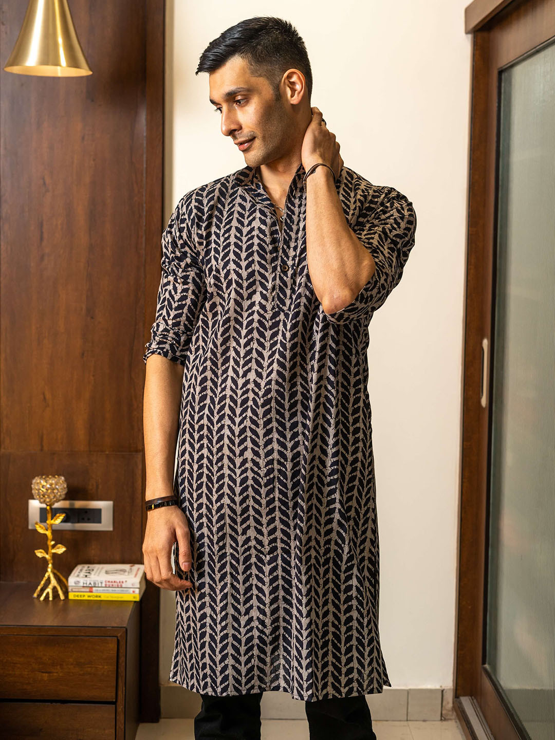 Shasak Mandarin collar Flared Sleeves Thread Work Kurta
