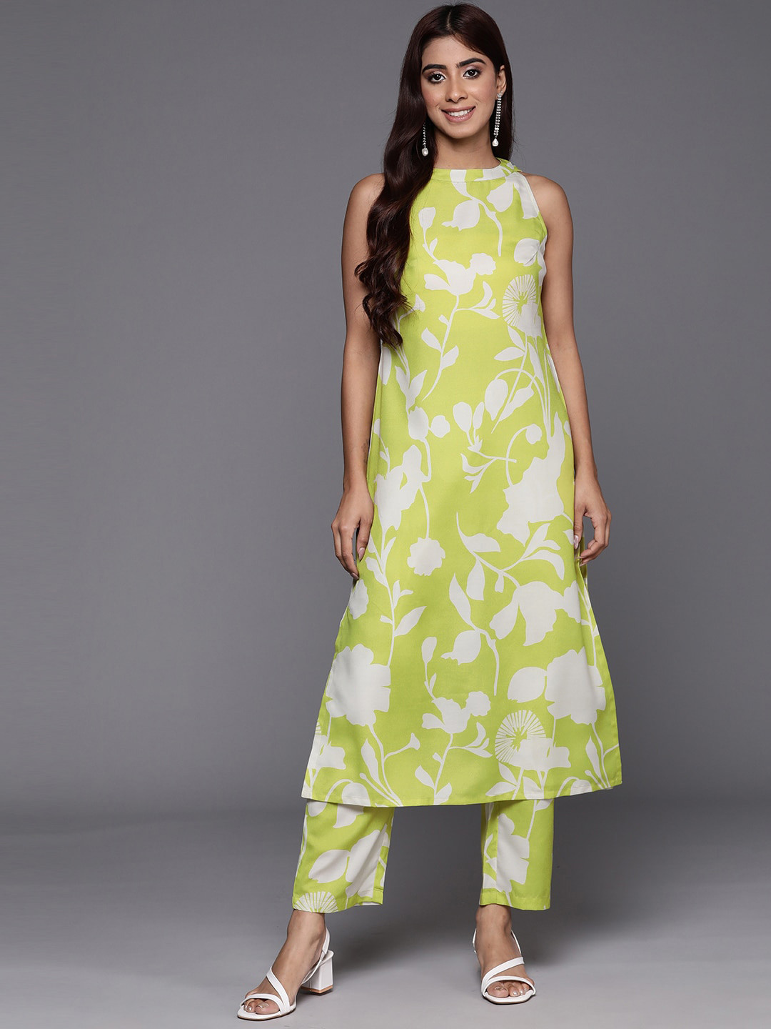 Varanga Floral Printed Halter Neck Sleeveless Regular Kurta With Trousers