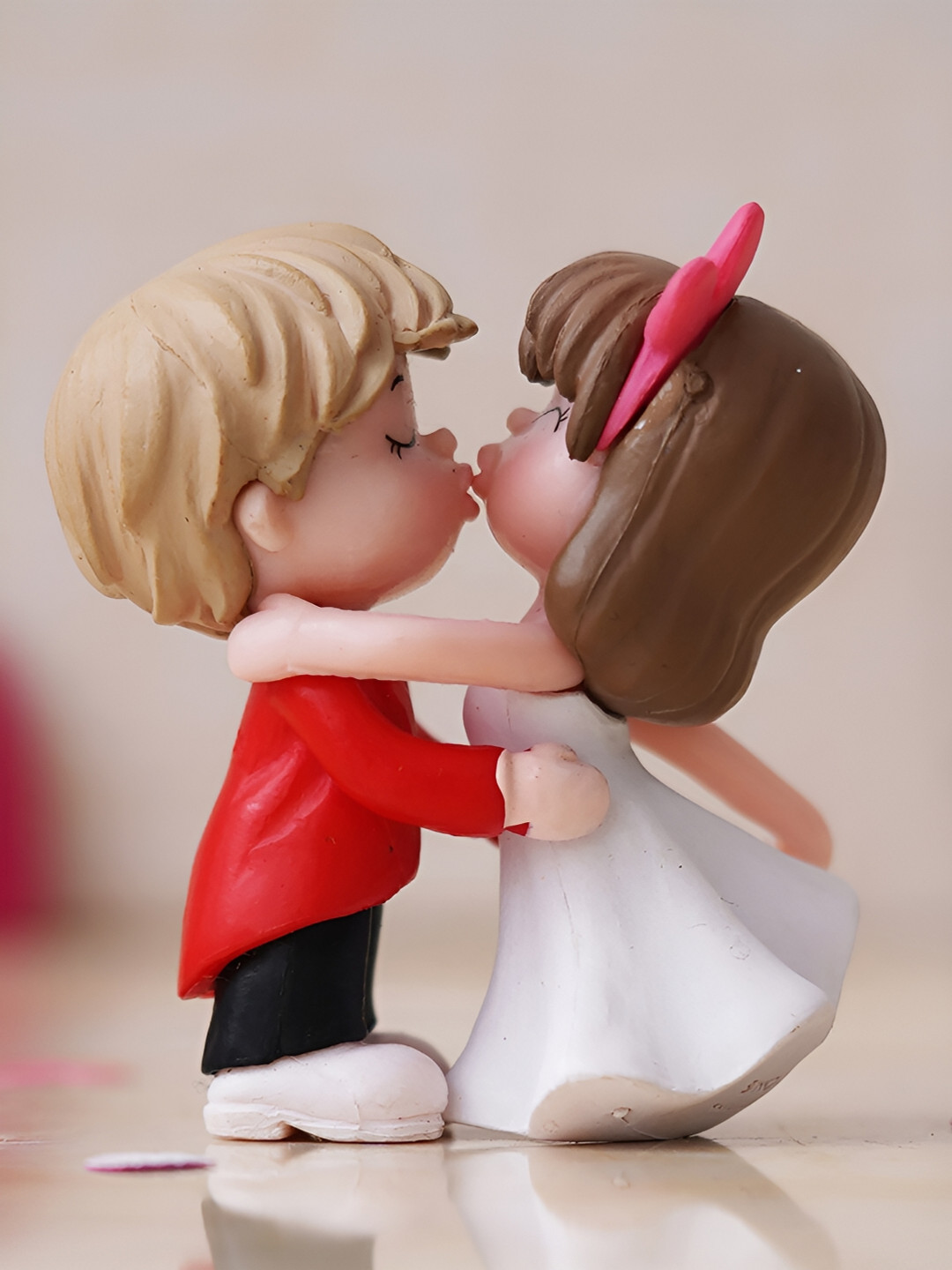 eCraftIndia Romantic Kissing Couple Beige Polyresin Glossy Living Room Medium Showpiece - 2.2 Inches