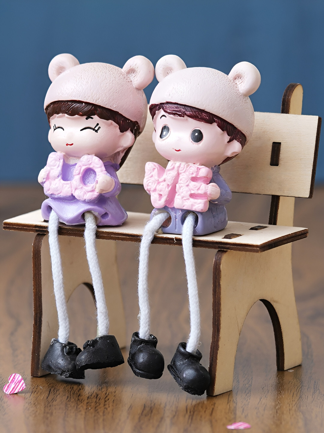 eCraftIndia Cute Couple Sitting on Beanch Holding Love Purple Polyresin Glossy Living Room Medium Showpiece - 4.5 Inches