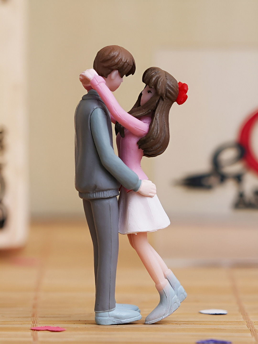 eCraftIndia Romantic Hugging Couple Grey Polyresin Matte Living Room Small Showpiece - 2.8 Inches