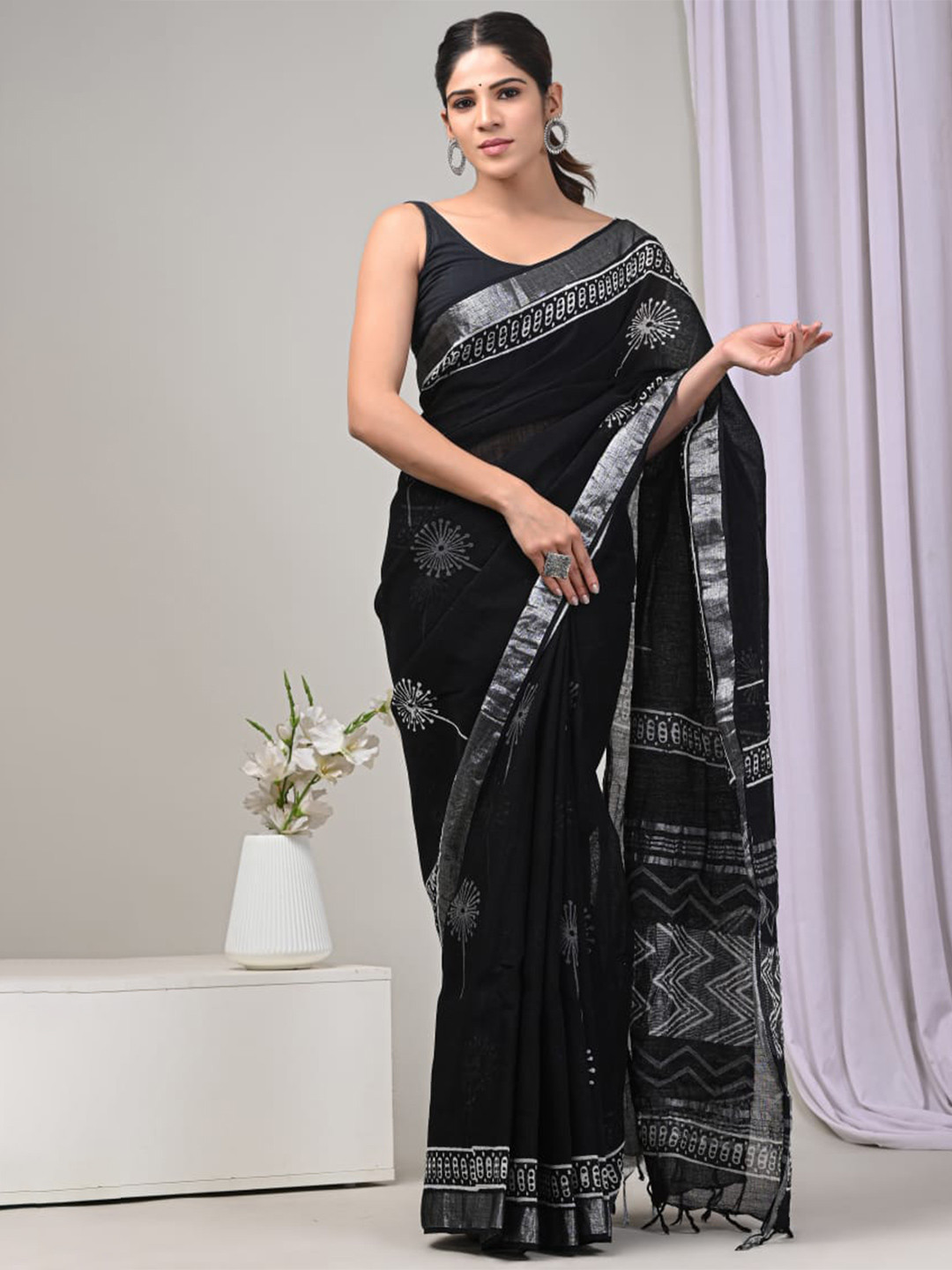 PALLO LATKE Black & White Floral Printed Zari Cotton Block Print Saree