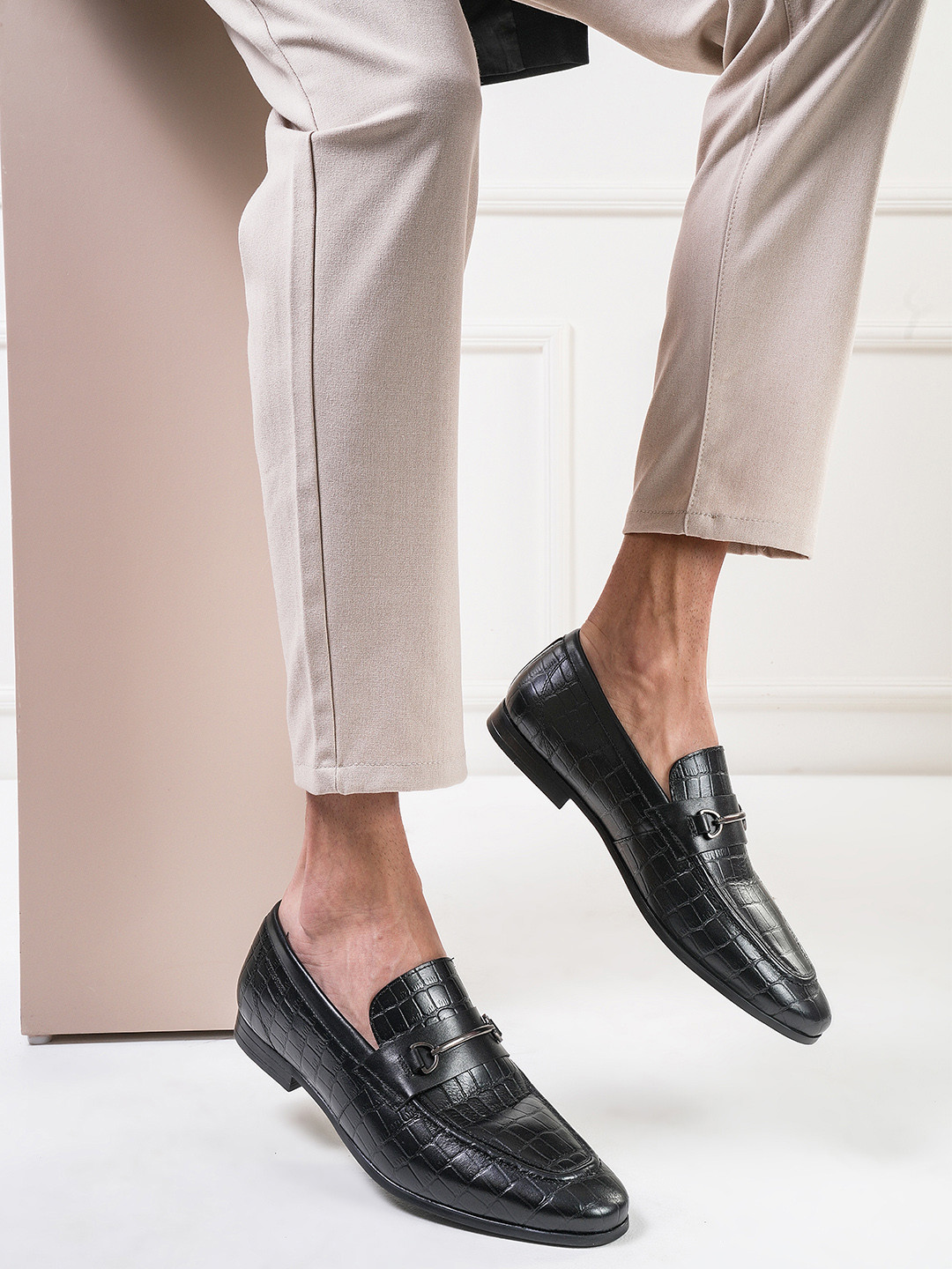 THOMAS CRICK Men Textured Leather Loafers