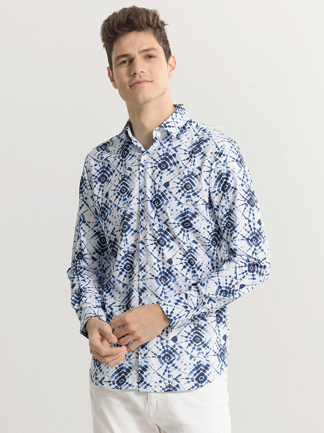 Snitch Men Blue & White Classic Slim Fit Opaque Printed Casual Shirt