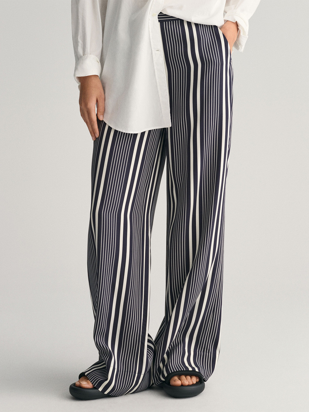 GANT Striped Mid-Rise Regular Fit Trouser