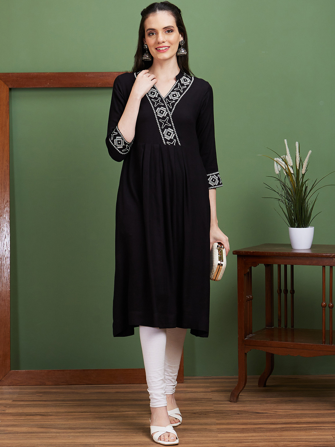 Globus Black Yoke Design Zari V-Neck A-Line Kurta