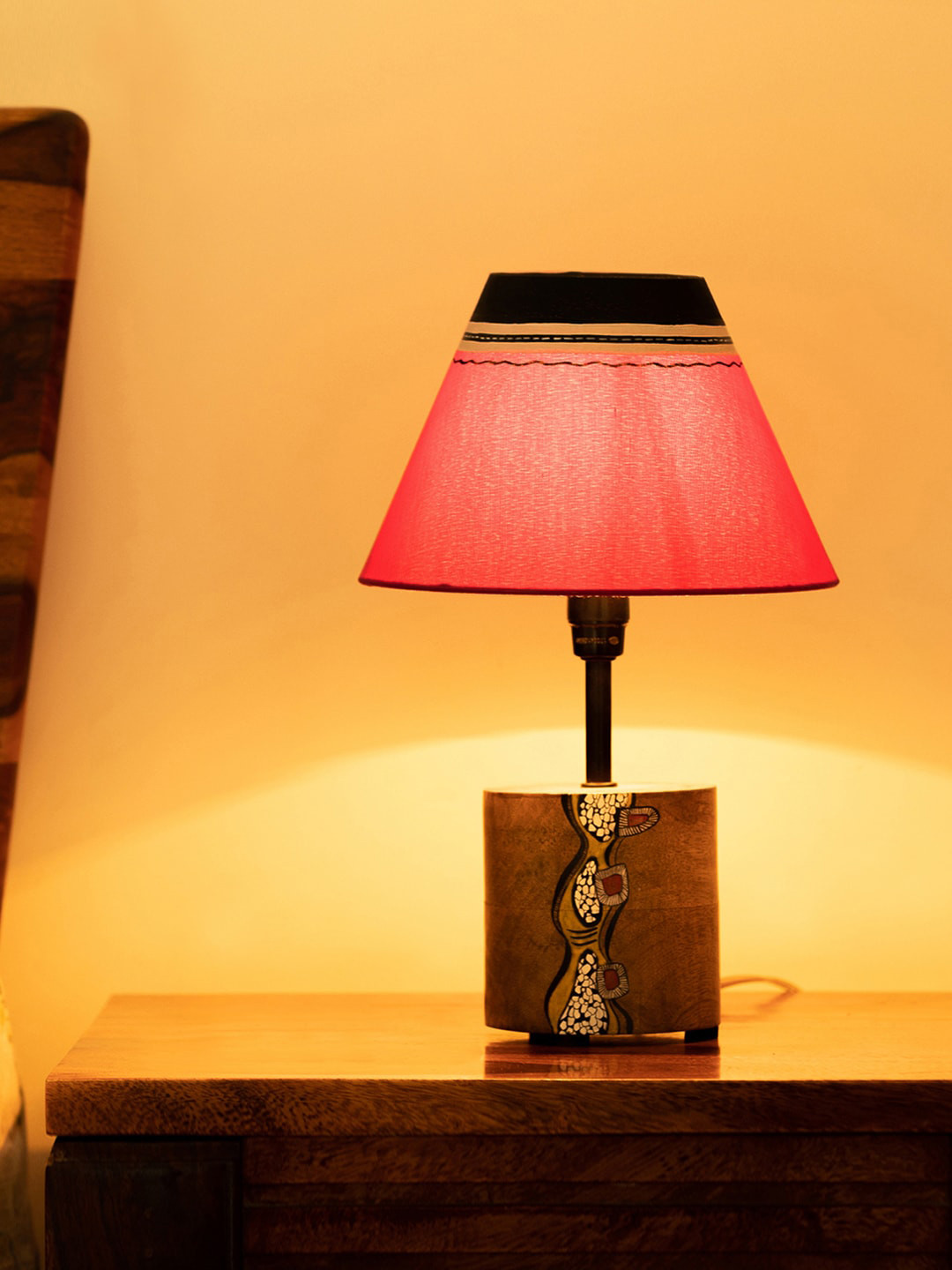 ExclusiveLane Red and Black Wooden Contemporary Fustrum Shaped Table Lamp