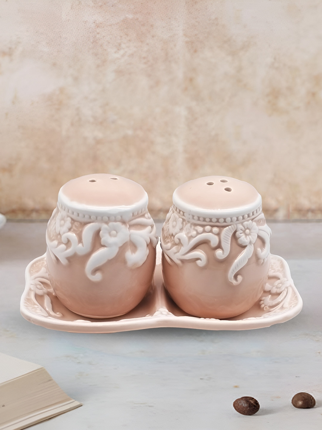 Kookee Peach & White 2 Pieces Ceramic Salt & Pepper Set With Tray