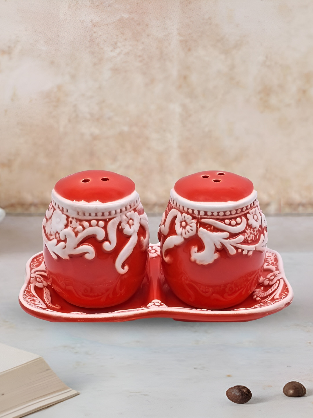 Kookee Red & White Textured Ceramic Salt & Pepper Set With Tray