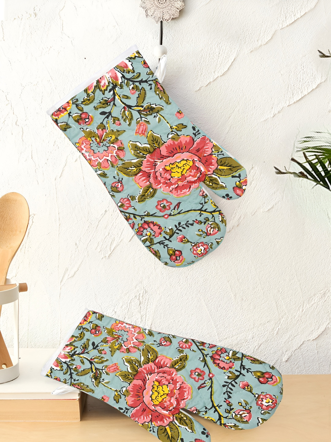 Texstylers Green & Red 2 Pieces Floral Printed Cotton Padded Oven Gloves