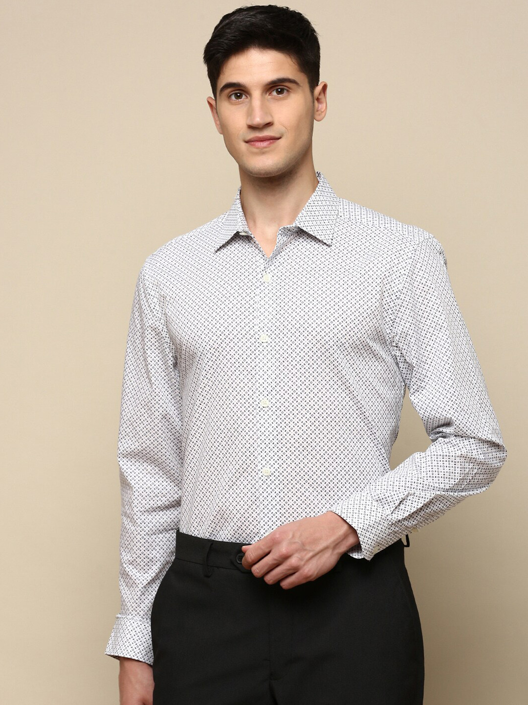INVICTUS Standard Printed Cotton Spread Collar Slim Fit Opaque Formal Shirt