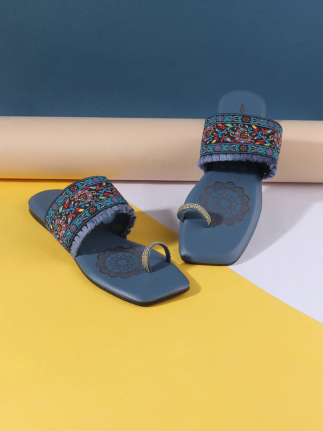 Mochi Womens Blue Embroidered Ethnic One Toe Flats