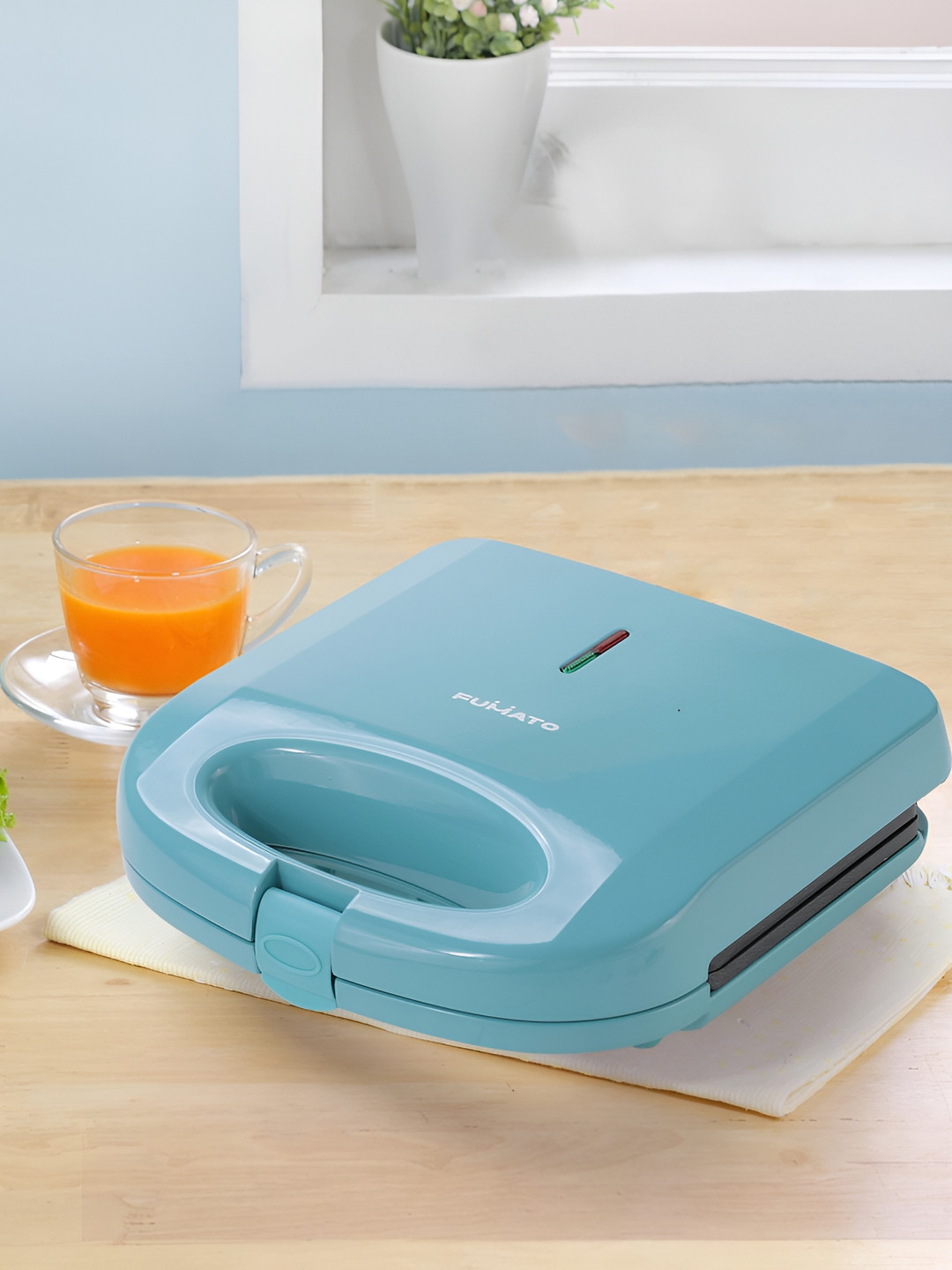 The Better Home Fumato Blue & Black Aluminium 2 Slices Non-Stick 750 W Sandwich Maker