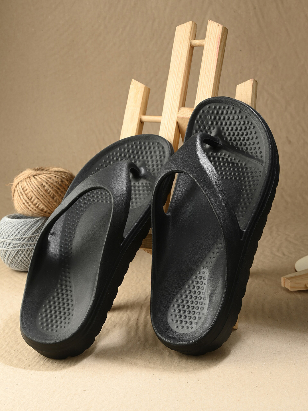 Layasa Women Textured Lightweight Thong Flip-Flops