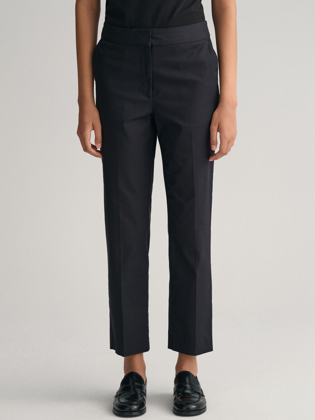 GANT Solid Mid-Rise Slim Fit Trouser