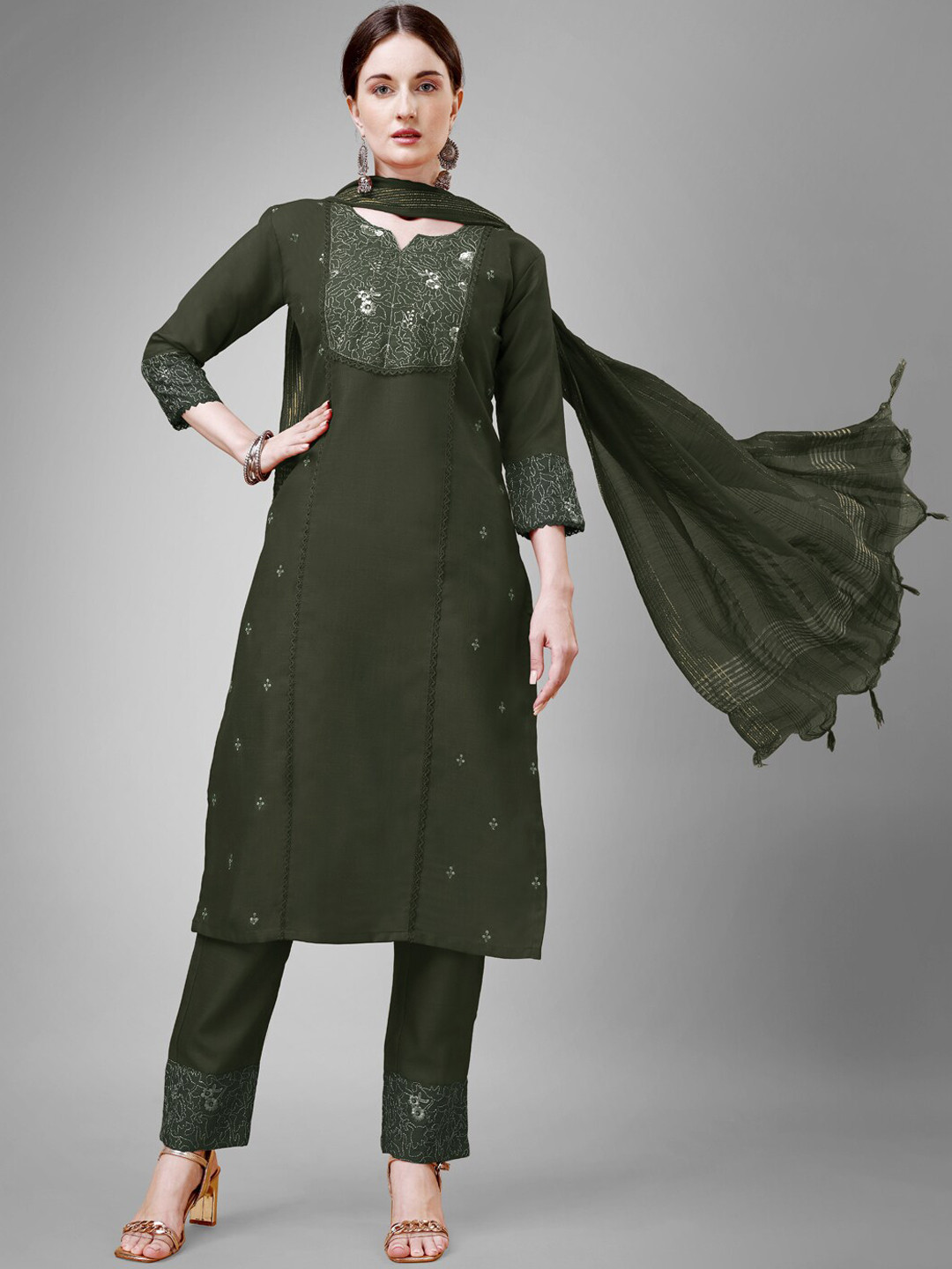 ARADHNA Floral Yoke Design Notched Neck Thread Work Kurta with Churidar & Dupatta