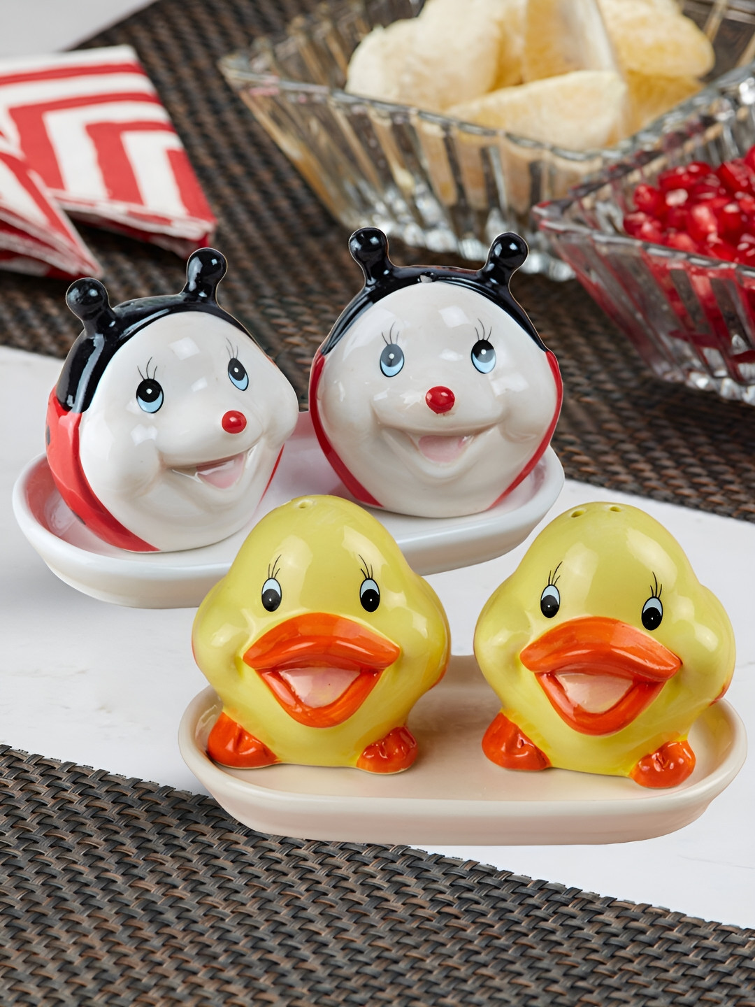 Kookee Red & Black 2 Pcs Ceramic Dishwasher Safe Salt and Pepper Shakers