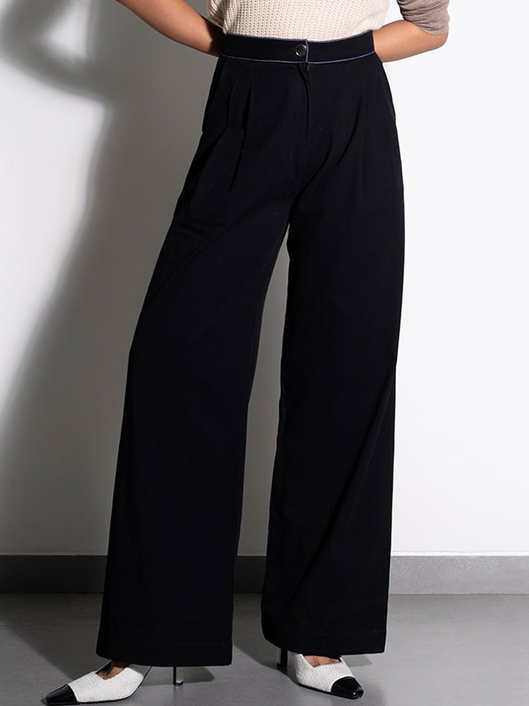 Ostilos Women Mid-Rise Pleated Parallel Trousers