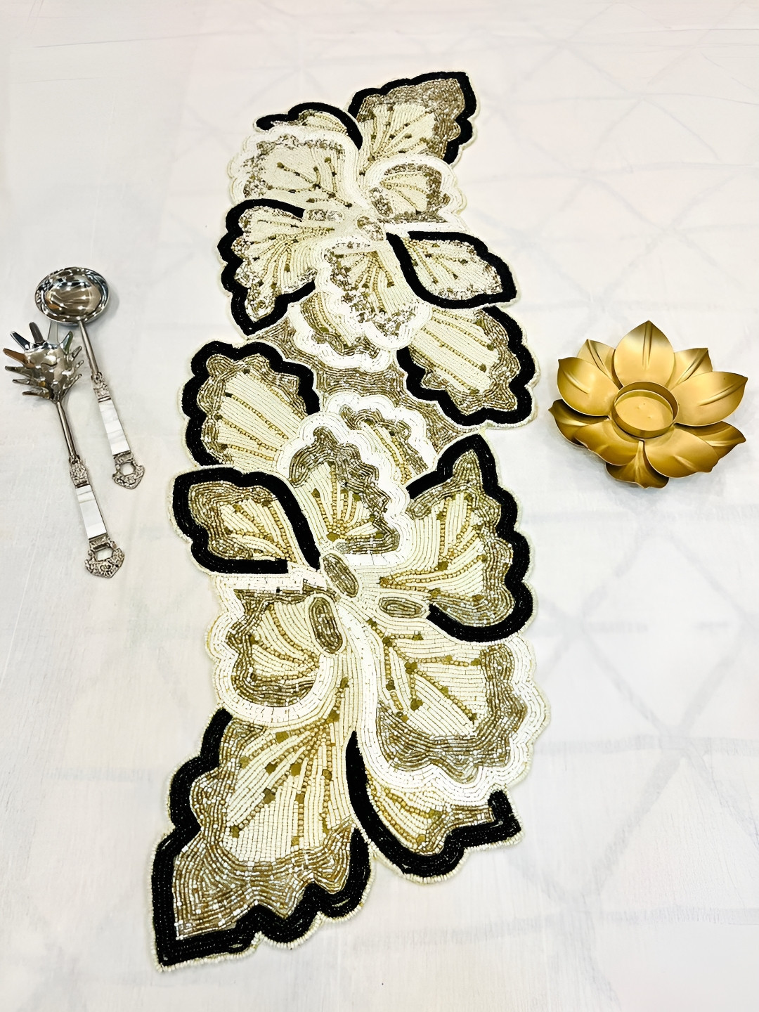 YWULY Black & White Beads Embellished Dining Table Runner