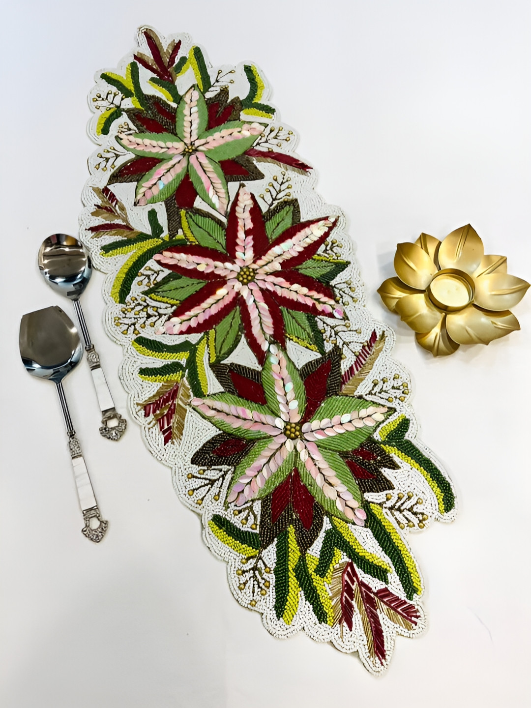 YWULY Green & White Embellished Abstract Shaped Table Runner