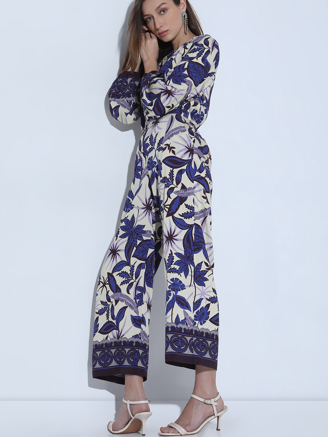 Vero Moda Women Floral Printed Straight Fit High-Rise Trousers