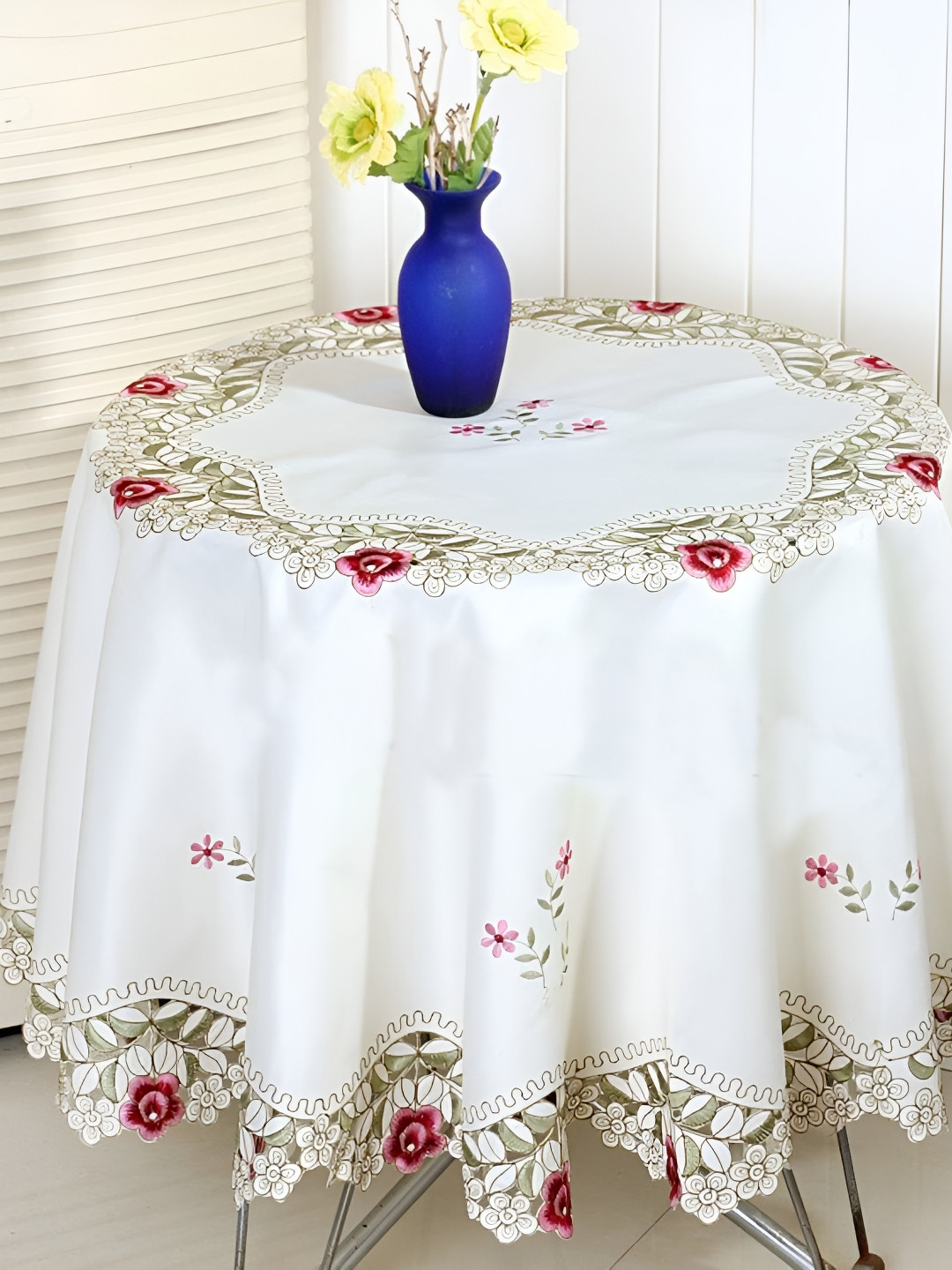 MONKDECOR White Floral Round 6-Seater Table Cover