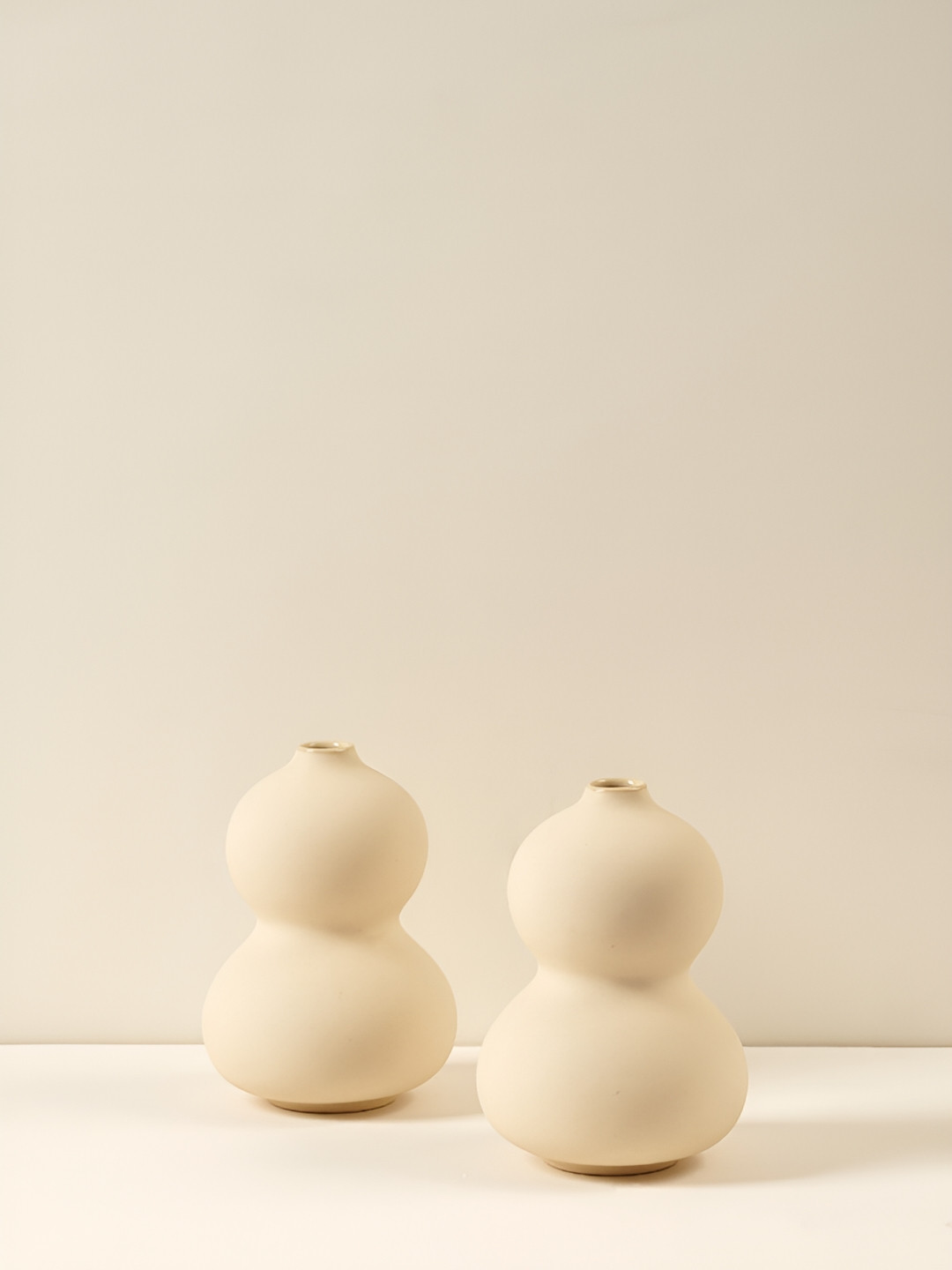 PUREZENTO Set Of 2 White Solid Decorative Oreo Vases