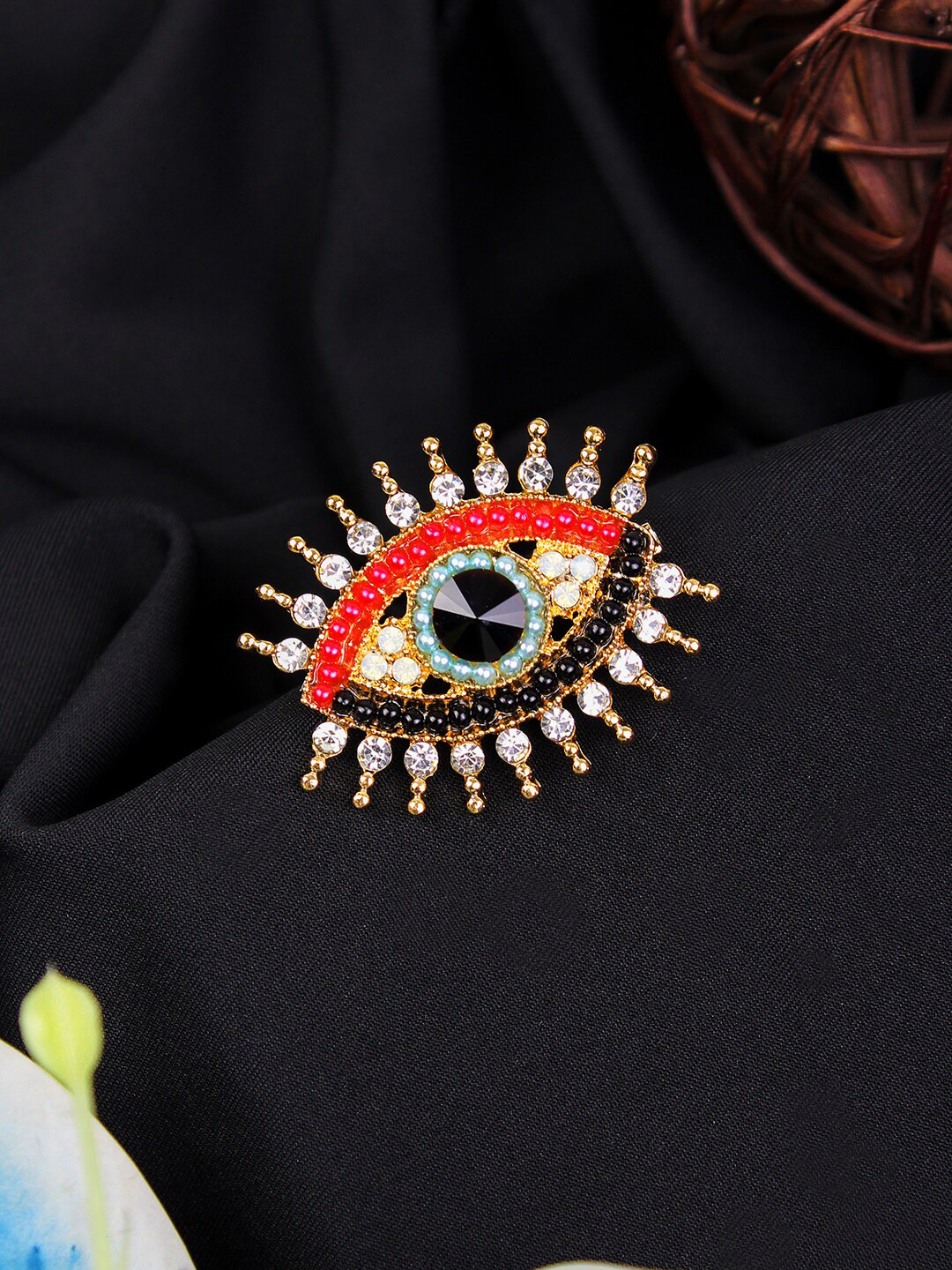 Kavove Alloy Bigg Gaze Emblem Brooch