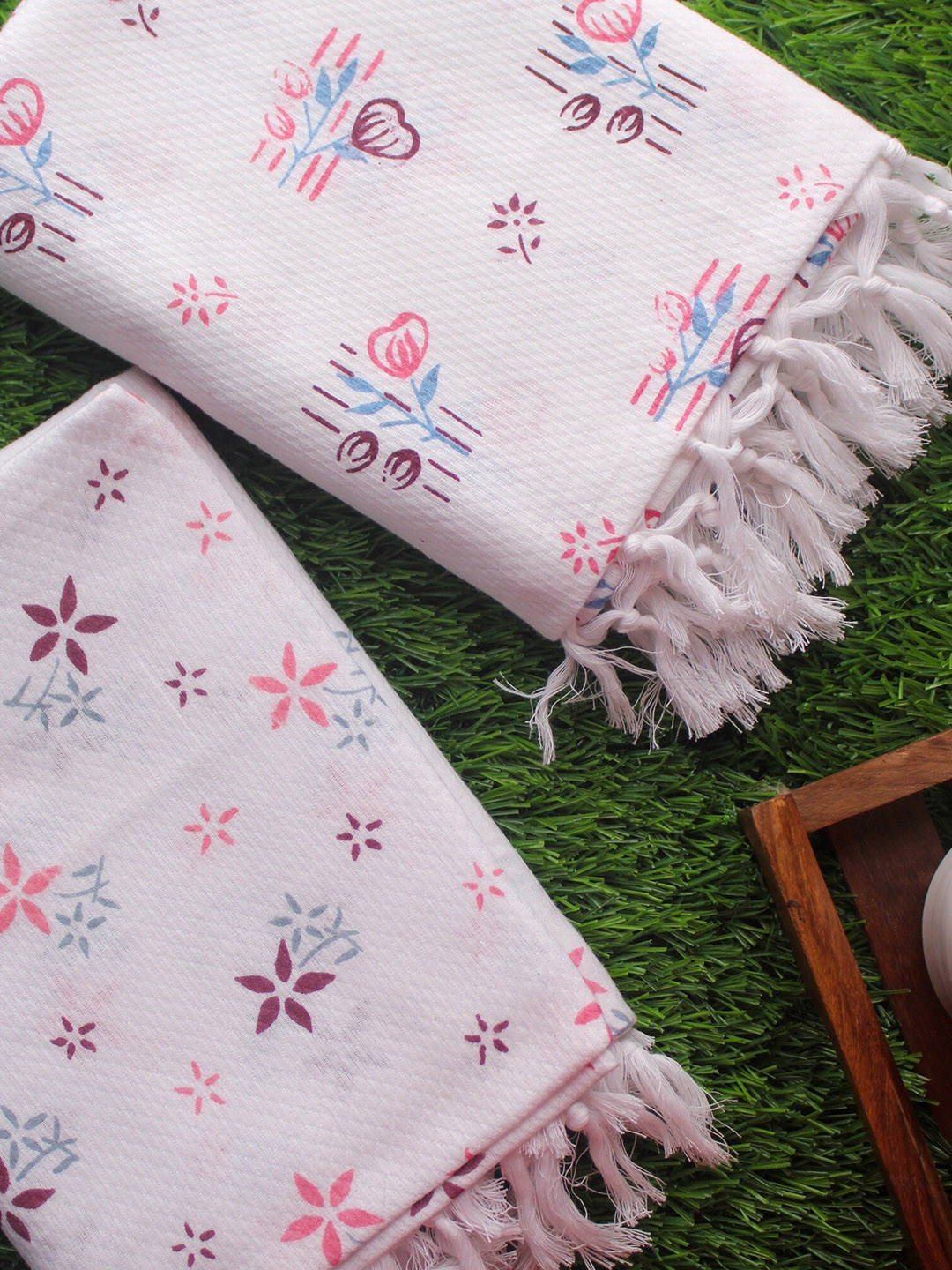 ZAHYA White Floral Set of 2 Pure Cotton Feather Light Towel Set