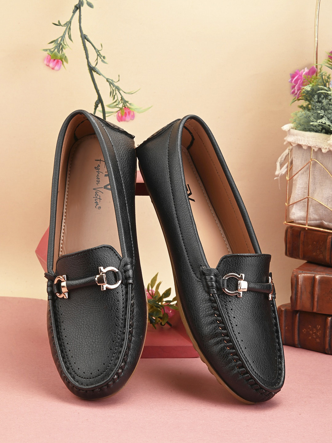 Fashion Victim Women Textured Round Toe Lightweight Horsebit Loafers