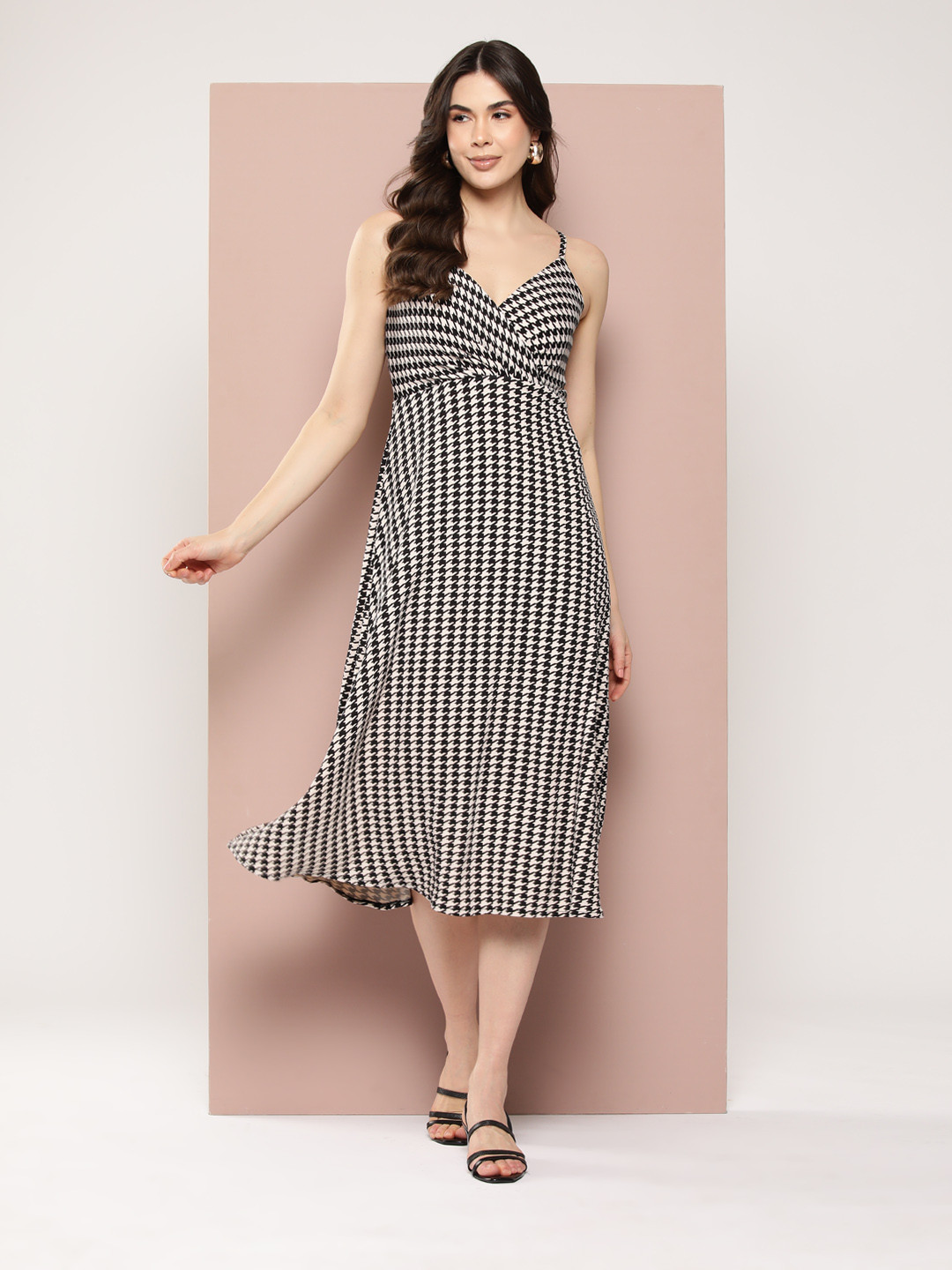 Qurvii Houndstooth Print Midi Wrap Dress