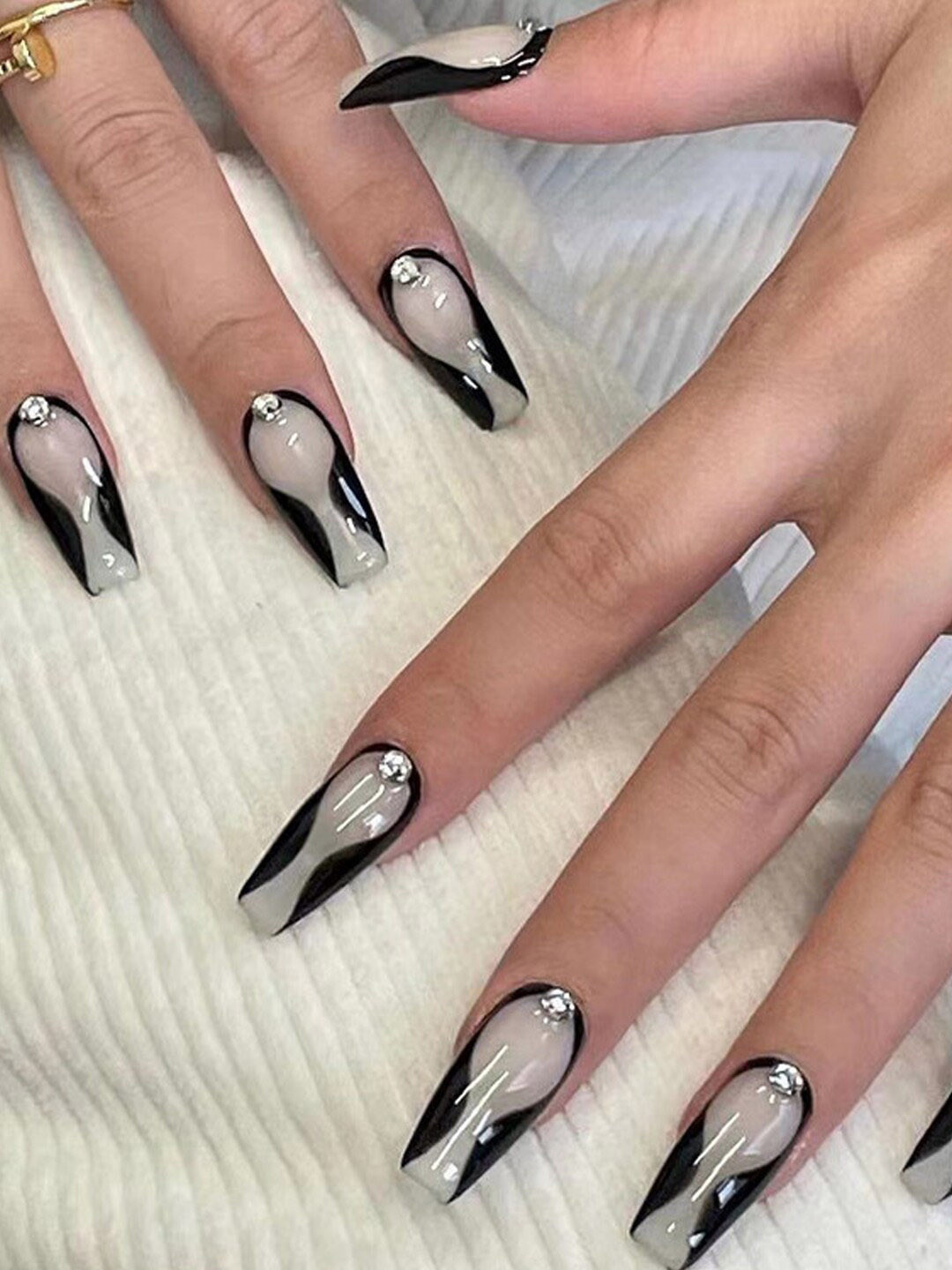 Secret Lives 24 Pcs Curves With Studs False Nails