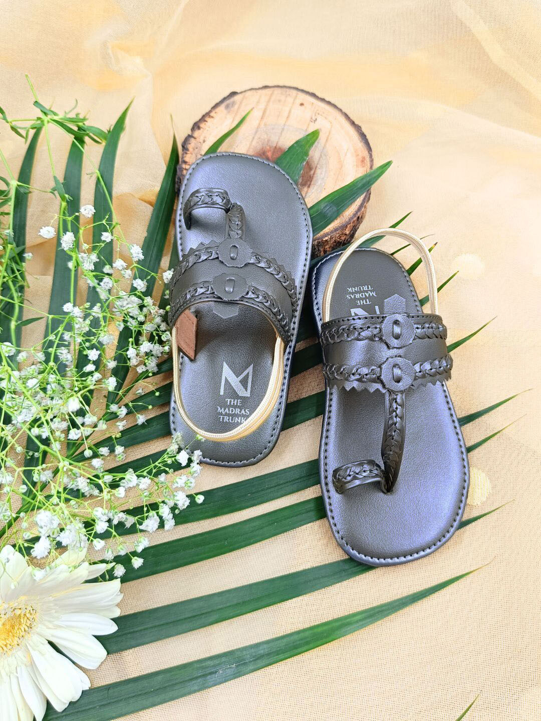 THE MADRAS TRUNK Kids Backstrap One Toe Kolhapuri Flats