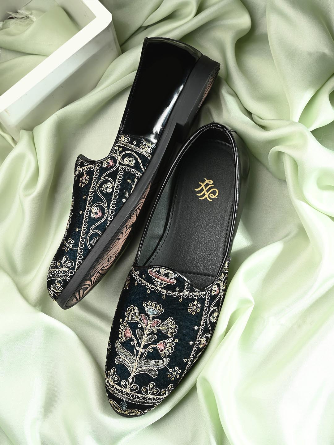 House of Pataudi Men Embellished Round Toe Mojaris