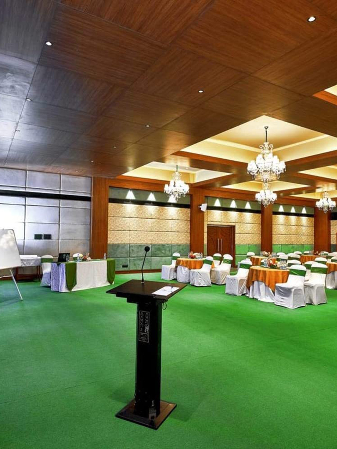 F & B RUGS Green Indoor & Outdoor Non-Woven Carpet