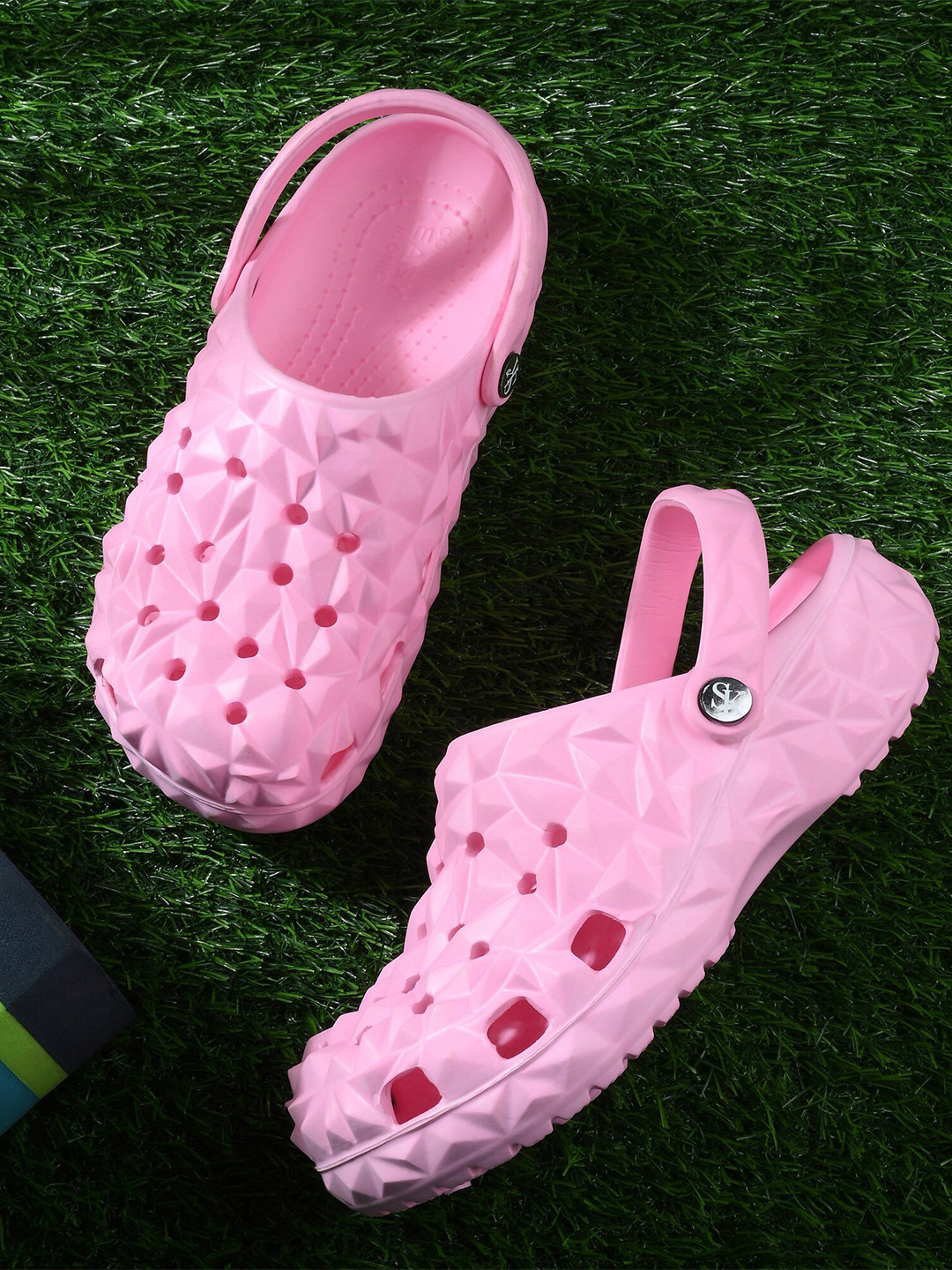 BIRDE Women Textured Clogs